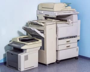 stampante e fotocopiatrice da smaltire in una stanza con pareti azzurre