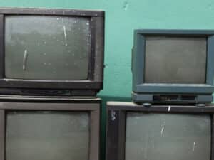 quattro vecchi televisori da smaltire