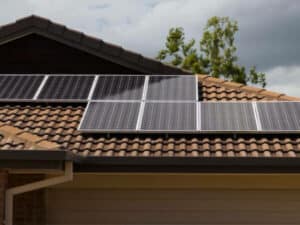pannelli fotovoltaici sul tetto di una casa