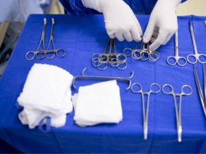 operatore sanitario controlla i strumenti chirurgici