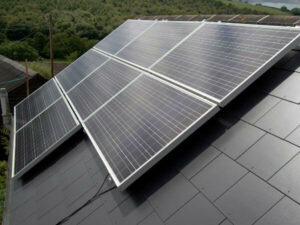 Impianto fotovoltaico domestico sul tetto di una casa