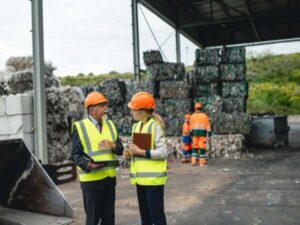 operatori all'interno di una discarica autorizzata per lo smaltimento rifiuti