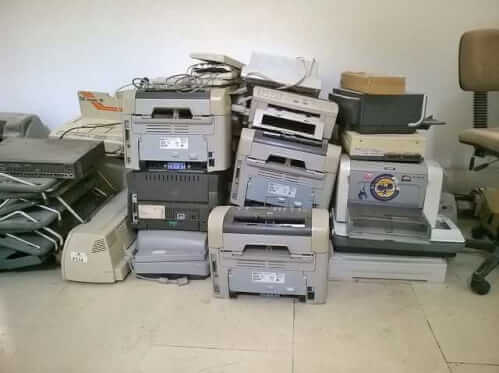 Immagine di stampanti e fotocopiatrici vecchie e rotte da smaltire