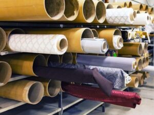 fabbrica con diversi tipi di materiali tessili per la produzione 