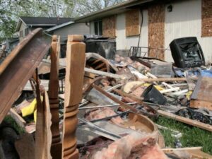 Casa con rifiuti e detriti da smaltire dopo l'incendio