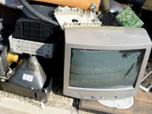 vecchia televisione e altri rifiuti da smaltire