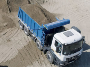 camion con cassone scarrabile per il ritiro della terra