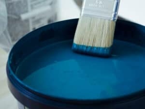 vernice blu diluita con acquaragia