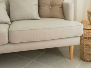immagine di un divano con il "piede" in legno