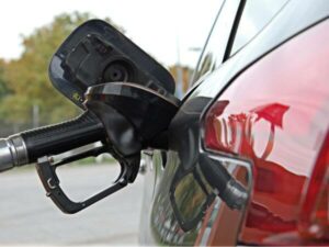 auto rossa e pompa di benzina durante il rifornimento carburante