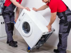 operatori ritirano una lavatrice da smaltire