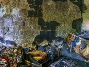 diversi oggetti bruciati in un appartamento post incendio da smaltire
