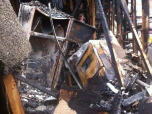 Diversi oggetti ingombranti bruciati dopo un incendio