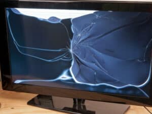 un televisore con schermo rotto da buttare