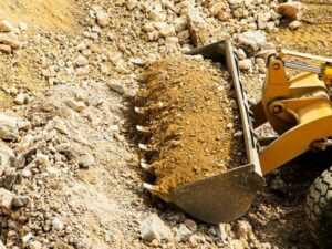 macchina da scavo durante la rimozione di terre e rocce