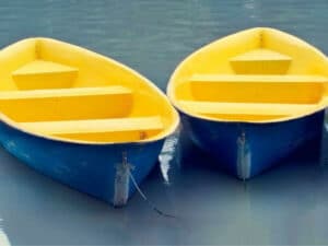 due barche gialle e blu nell'acqua realizzare in vetroresina