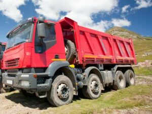 camion rosso con cassone per trasporto rifiuti
